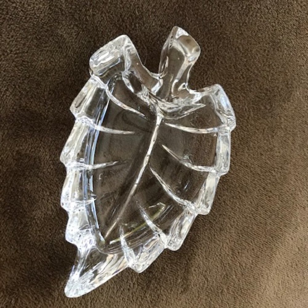 Leaf shaped small glass trinket/jewelry dish